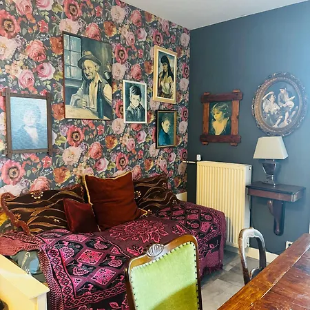 Friend Zone Apartment *